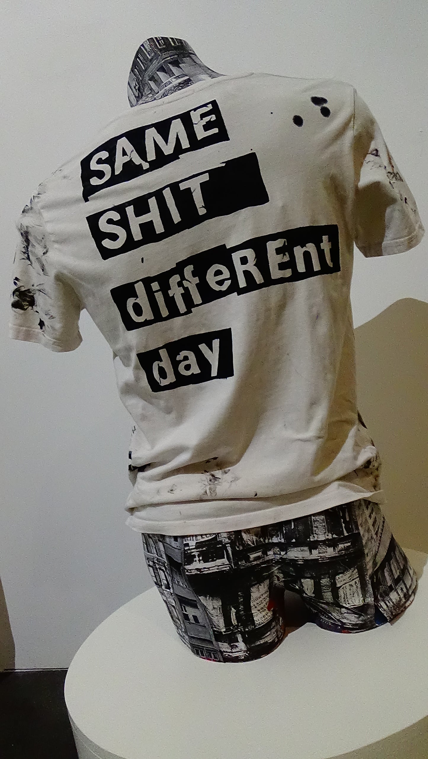 Shirt namens "same shit - different day"