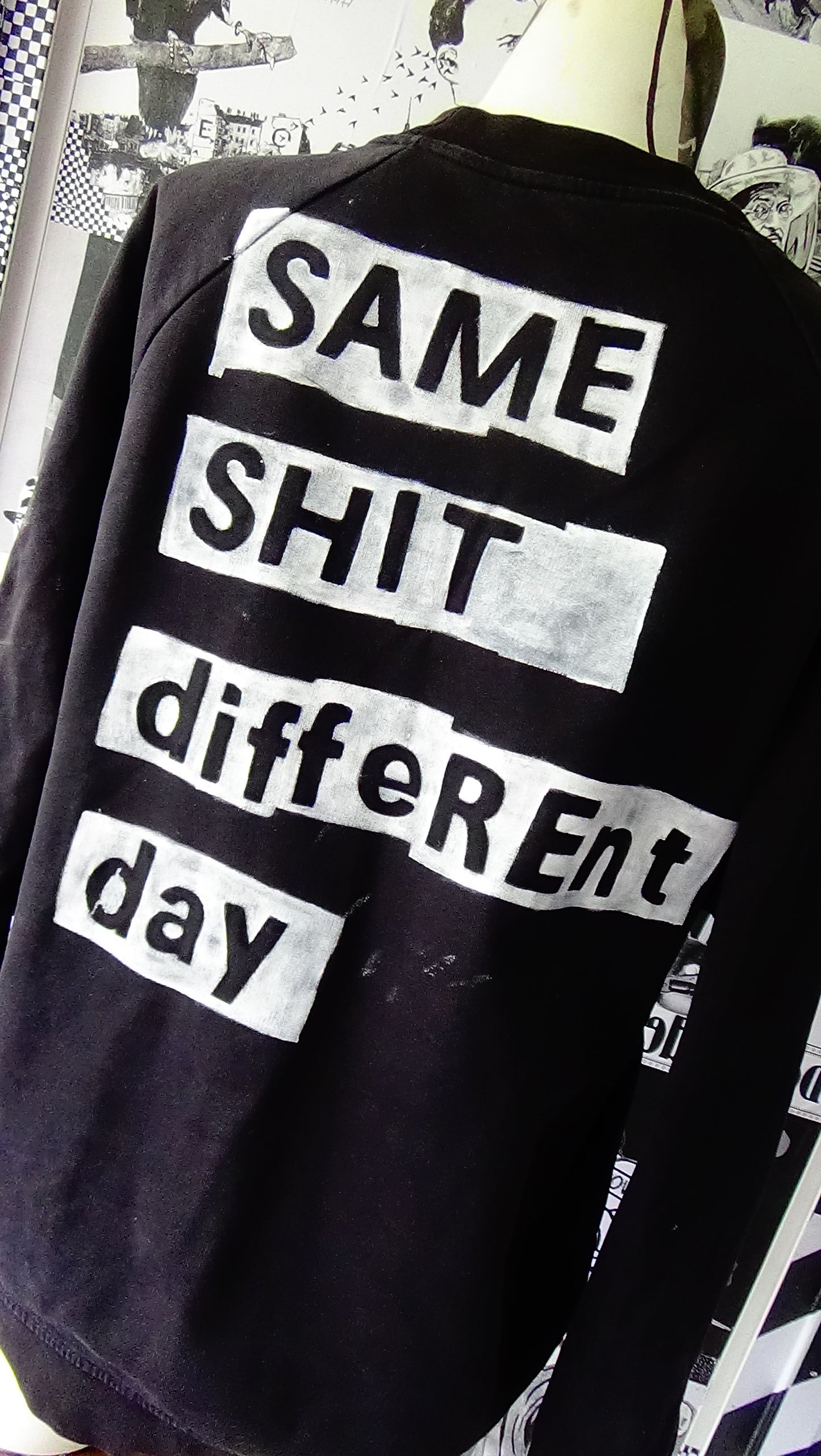 Shirt namens "same shit - different day"
