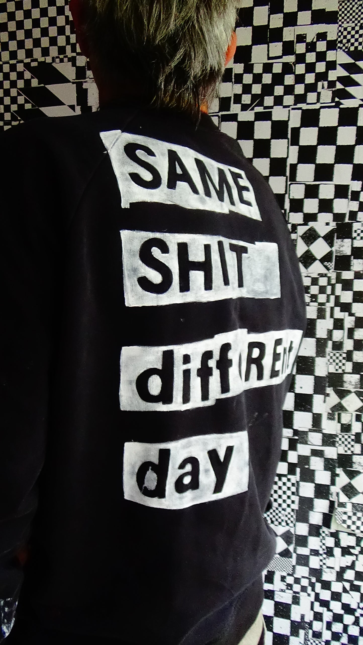 Shirt namens "same shit - different day"